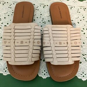 NWOB Lucky Brand Baneen Tan Stucco Leather Slide Sandals Women’s Size 10 Boho